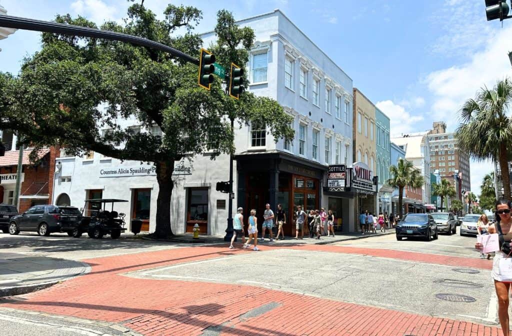 View of the busy King St with people walking on the side walk.